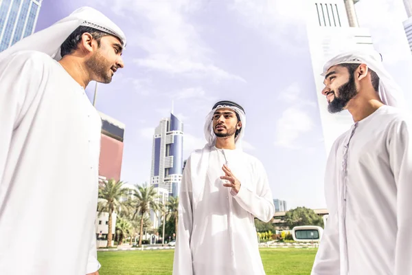 Arap işadamları Dubai'de yürüyüş