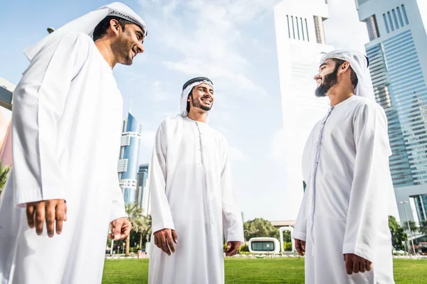 Аравійська бізнесменів прогулянки у Дубай — стокове фото