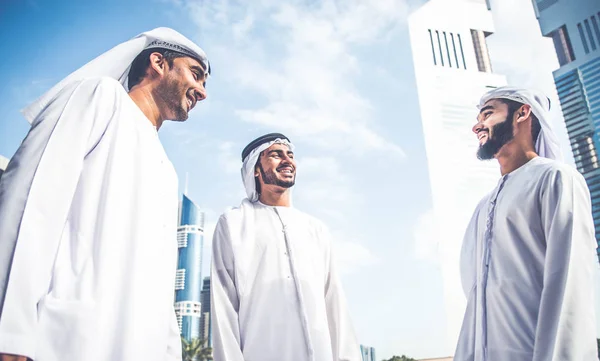 Empresários árabes caminhando no Dubai — Fotografia de Stock