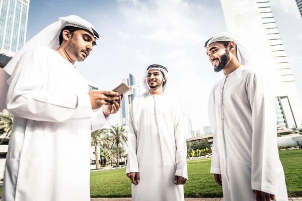 Arabiska affärsmän promenader i Dubai — Stockfoto