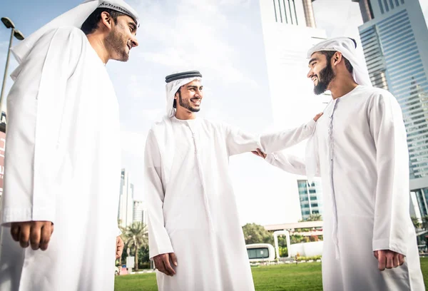 Аравійська бізнесменів прогулянки у Дубай — стокове фото
