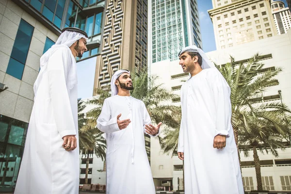 Empresarios árabes caminando en Dubai — Foto de Stock