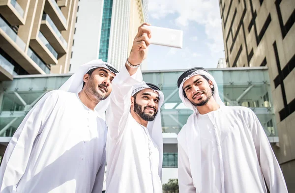 Arabiska affärsmän promenader i Dubai — Stockfoto