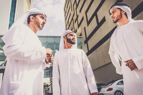 Empresarios árabes caminando en Dubai —  Fotos de Stock