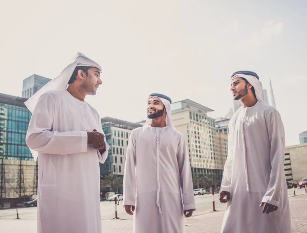 Empresários árabes caminhando no Dubai — Fotografia de Stock