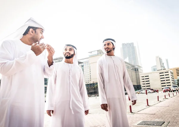 Arap işadamları Dubai'de yürüyüş