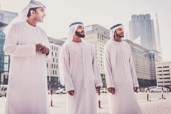 Des hommes d'affaires arabes marchent à Dubaï — Photo