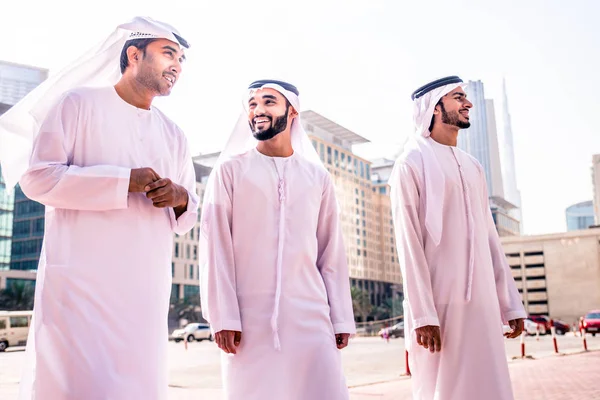 Empresarios árabes caminando en Dubai — Foto de Stock