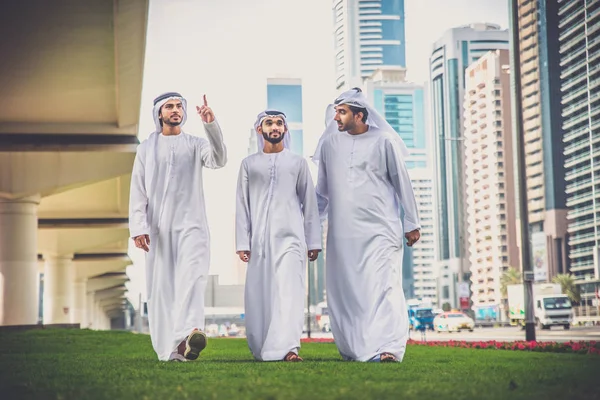 Arap işadamları Dubai'de yürüyüş