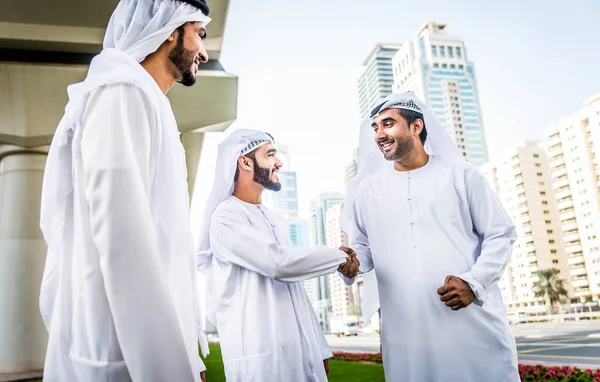 두바이에 걷고 아라비아 사업가 — 스톡 사진
