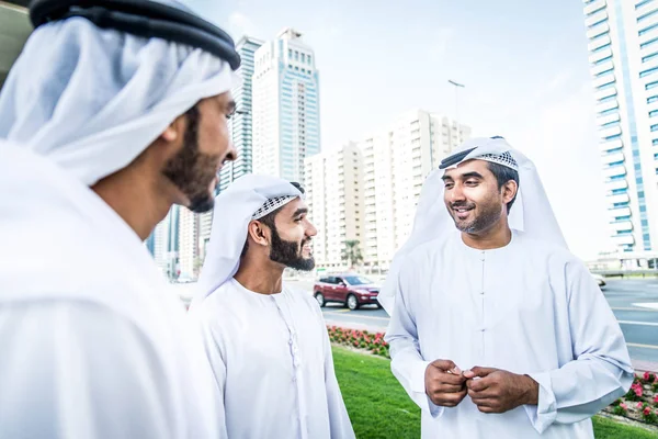 Empresários árabes caminhando no Dubai — Fotografia de Stock