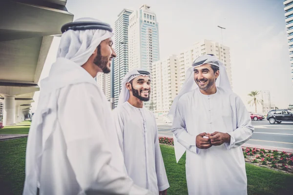 Empresários árabes caminhando no Dubai — Fotografia de Stock