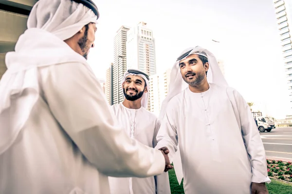 Arab üzletemberek gyaloglás-ban Dubai — Stock Fotó