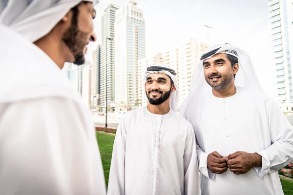 Арабские бизнесмены, гуляющие по Дубаю — стоковое фото