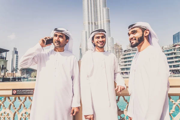 Arabiska affärsmän promenader i Dubai — Stockfoto