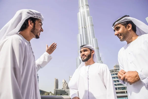 Arap işadamları Dubai'de yürüyüş