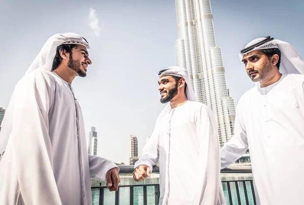 두바이에 걷고 아라비아 사업가 — 스톡 사진