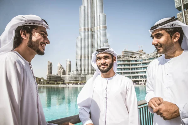 Арабские бизнесмены, гуляющие по Дубаю — стоковое фото