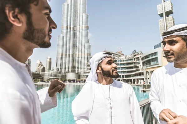 Arap işadamları Dubai'de yürüyüş