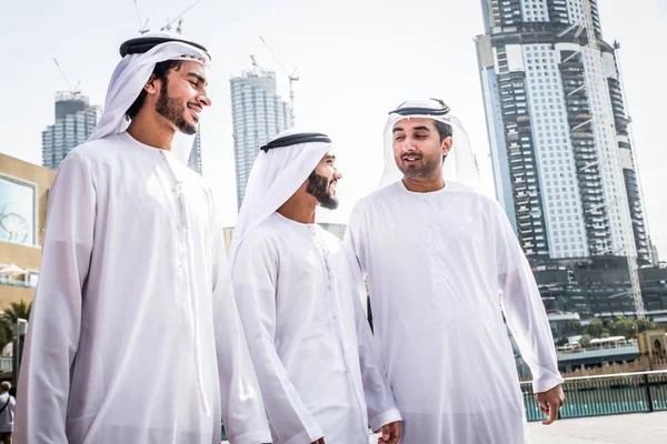 Arab üzletemberek gyaloglás-ban Dubai — Stock Fotó