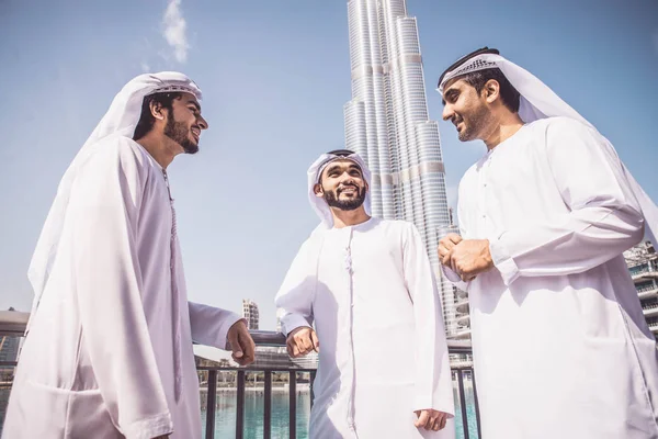 Arap işadamları Dubai'de yürüyüş