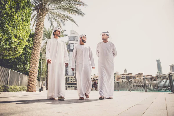 Arap işadamları Dubai'de yürüyüş