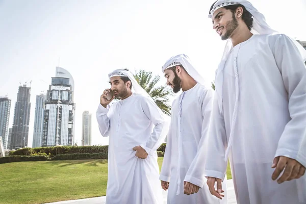 Empresários árabes caminhando no Dubai — Fotografia de Stock