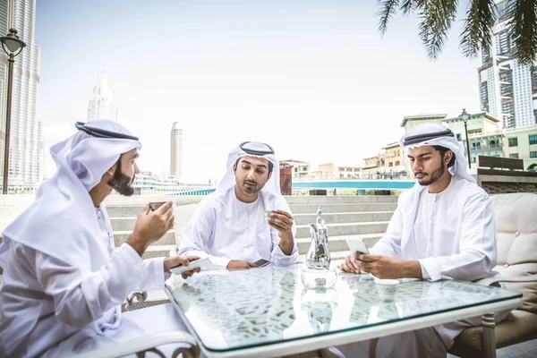 Hombres árabes reunidos en restaurante — Foto de Stock