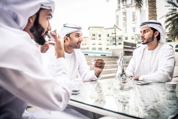 Orang Arab bertemu di restoran — Stok Foto
