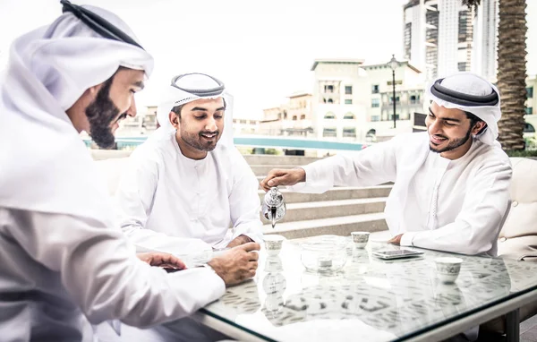 Арабские мужчины встречаются в ресторане — стоковое фото