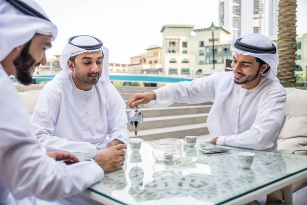 Arap erkekler restoranda Toplantı