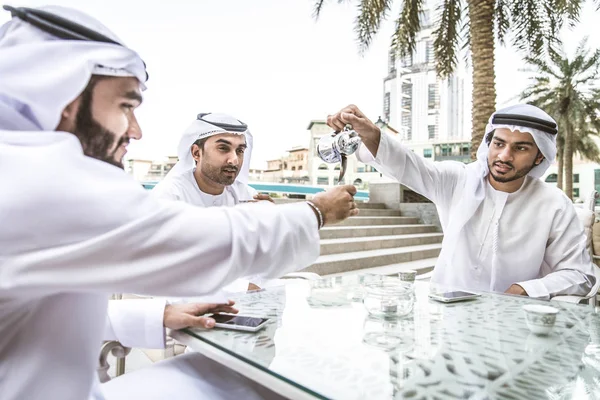 Hombres árabes reunidos en restaurante — Foto de Stock