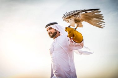 Şahin ile Arap adam