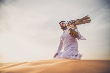 Şahin ile Arap adam