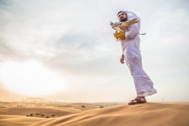 Şahin ile Arap adam