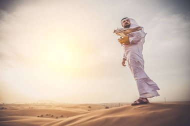 Şahin ile Arap adam