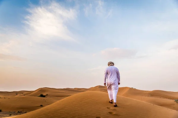 Arabische man in woestijn — Stockfoto