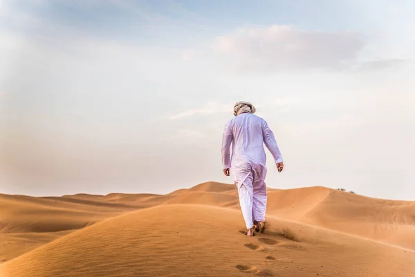 Arabische man in woestijn — Stockfoto