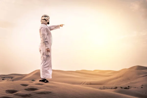 Homem árabe no deserto — Fotografia de Stock