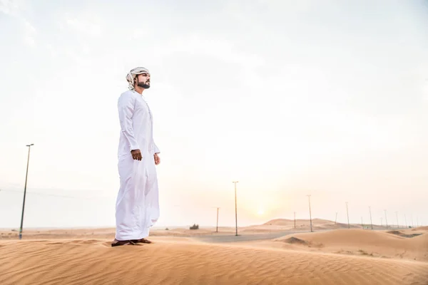 Арабский человек в пустыне — стоковое фото