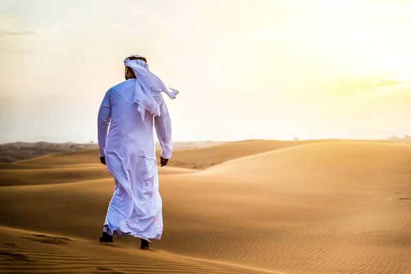 Αραβική άνθρωπος στην έρημο — Φωτογραφία Αρχείου