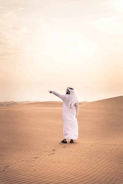 Arabský muž v poušti — Stock fotografie