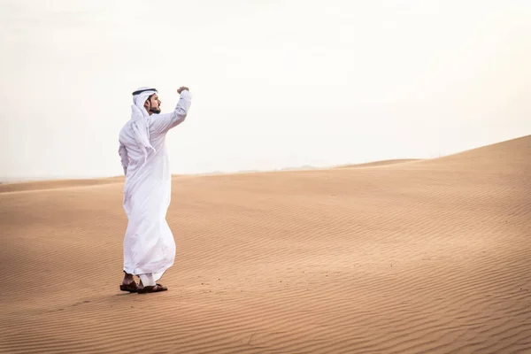 Hombre árabe en el desierto — Foto de Stock