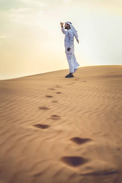 Аравійська людина в пустелі — стокове фото