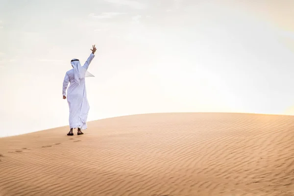 Arabische man in woestijn — Stockfoto