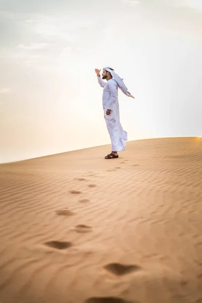 Hombre árabe en el desierto —  Fotos de Stock