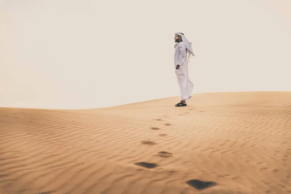 Αραβική άνθρωπος στην έρημο — Φωτογραφία Αρχείου