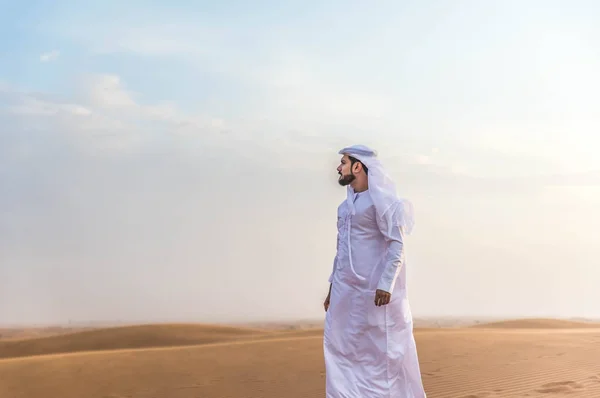 L'uomo arabo nel deserto — Foto Stock