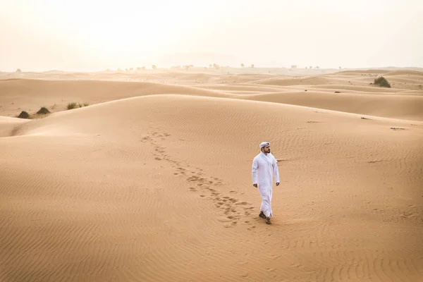 Arabische man in woestijn — Stockfoto