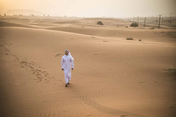 아라비아 사람 사막에서 — 스톡 사진